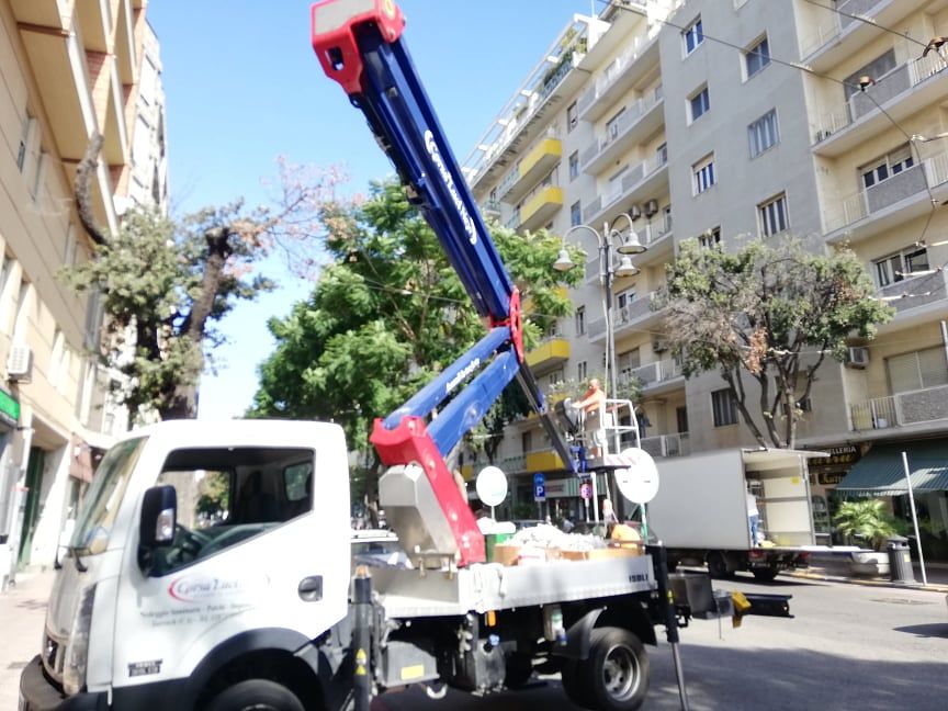 A Cagliari è già Natale, città addobbata a festa con le luminarie