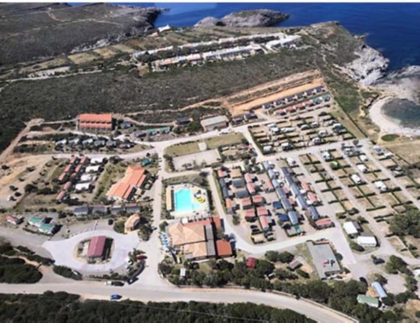 Blitz dei carabinieri a Cala Sapone, sigilli alle case mobili del villaggio turistico “Tonnara Camping”