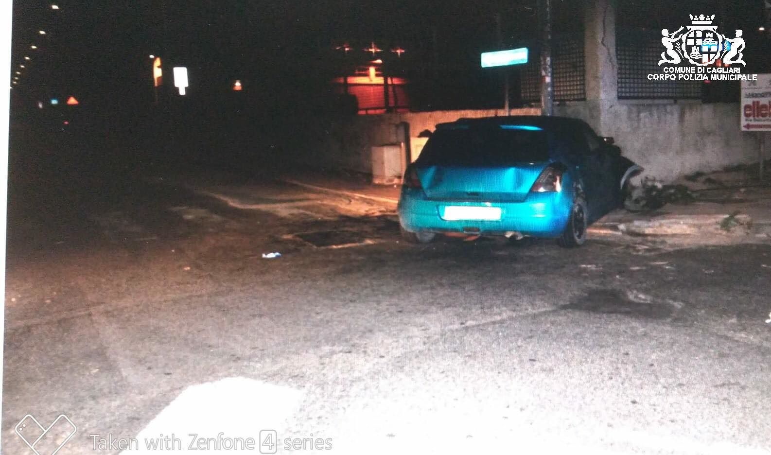 Cagliari, perde il controllo dell’auto e si schianta su un muro: 18enne all’ospedale