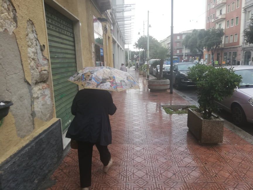 La pioggia rovina il ponte di Ognissanti in Sardegna, ombrelli aperti anche a Cagliari
