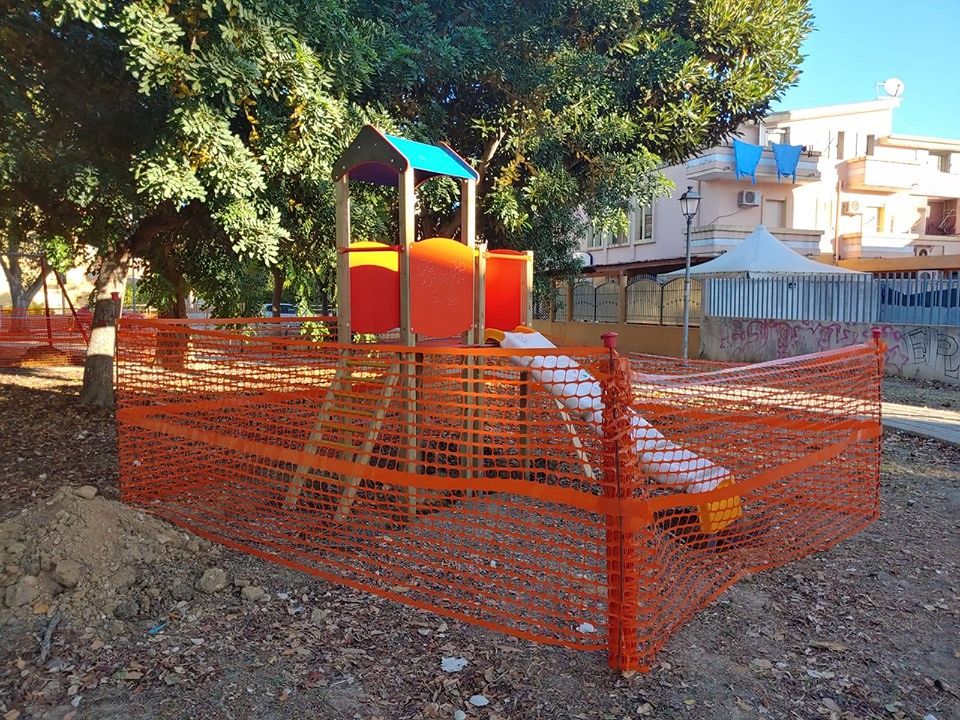 A Sestu “rinasce” piazza Ghandi, nuovo parco giochi con altalena e casette