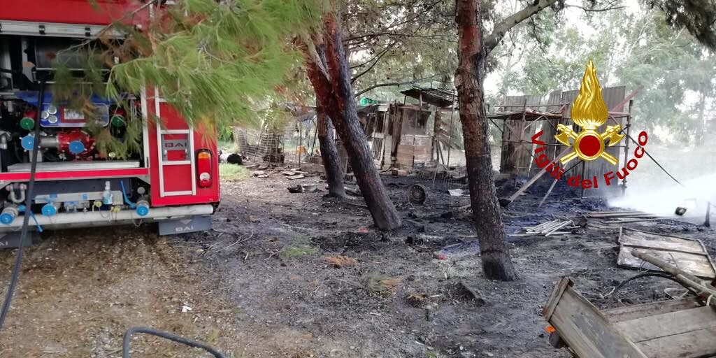 Casolare in fiamme nella campagne di Sestu, scoppia una bombola gpl: tragedia sfiorata
