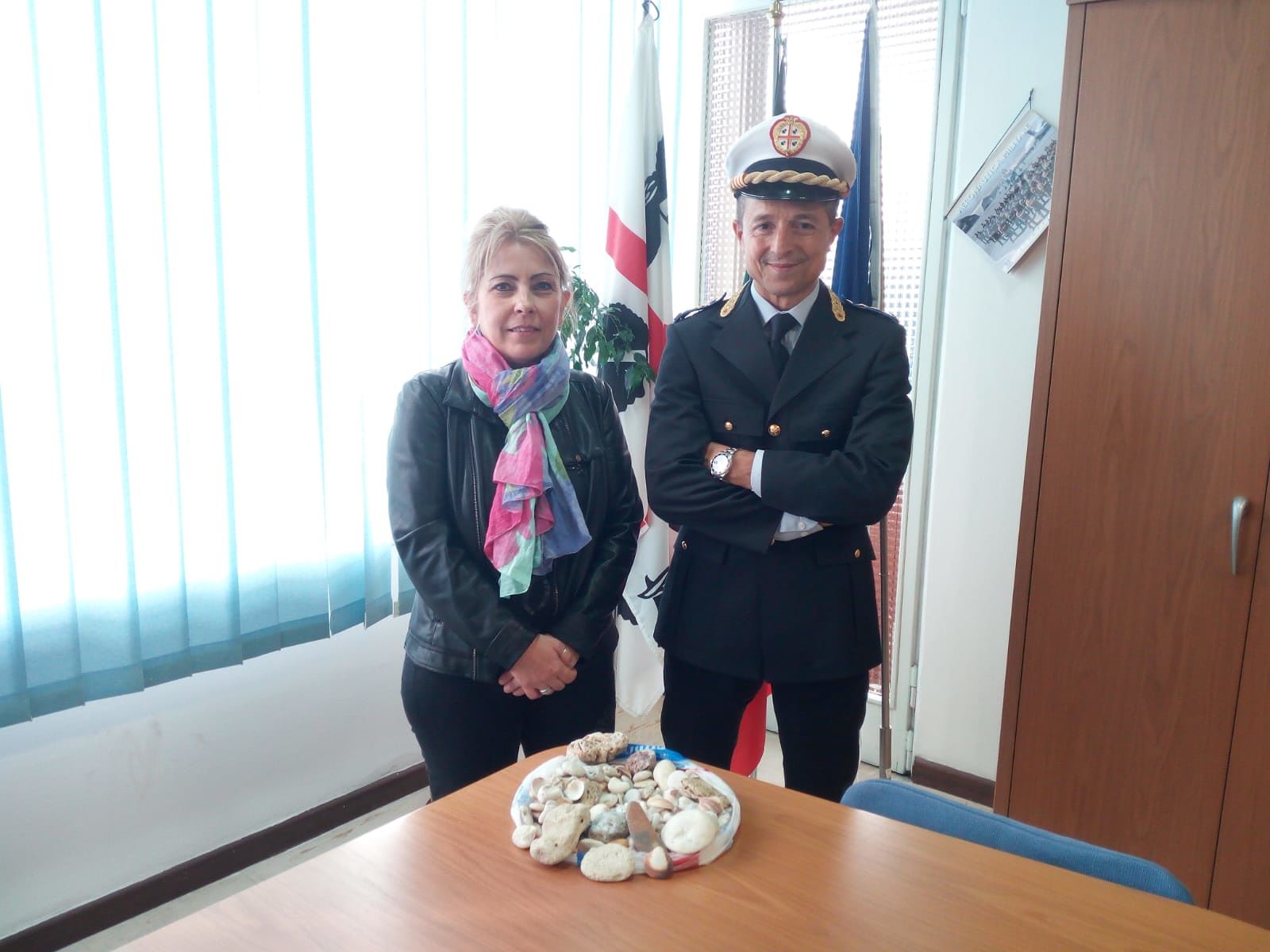 Sassari, il bel gesto di una donna: trova un sacco pieno di conchiglie e le porta alla polizia