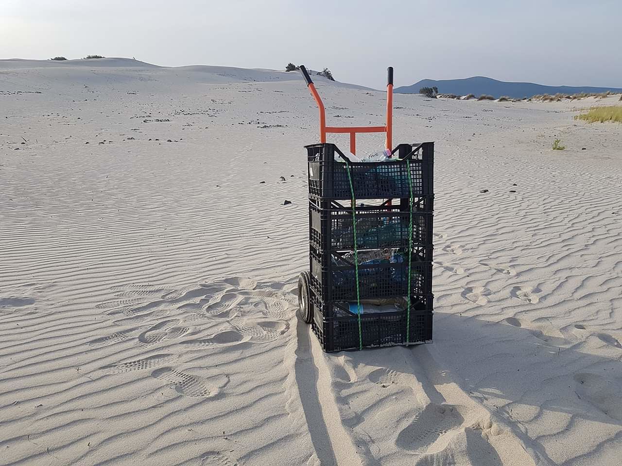 Fine dell’estate, la sabbia rubata ritorna a Porto Pino: “Ottanta chili tra le bianche dune”