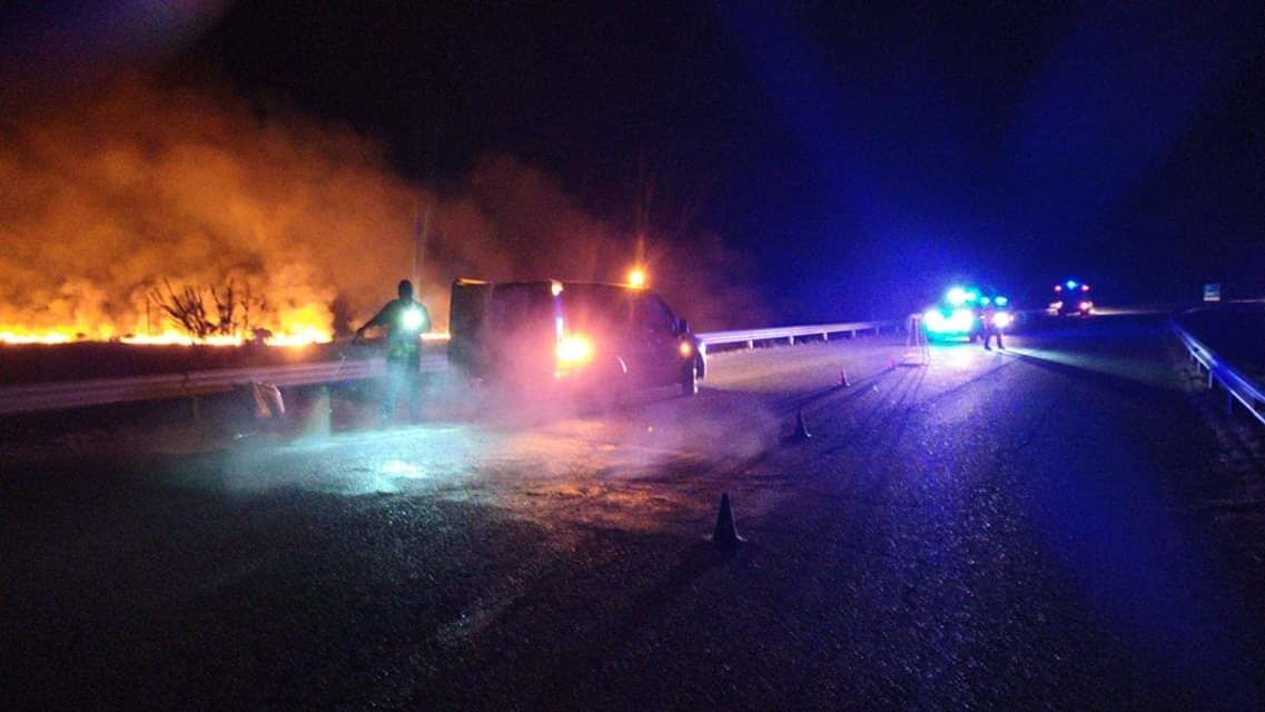 Vasto incendio a Ottana, fiamme nella zona industriale vicinissime alla strada