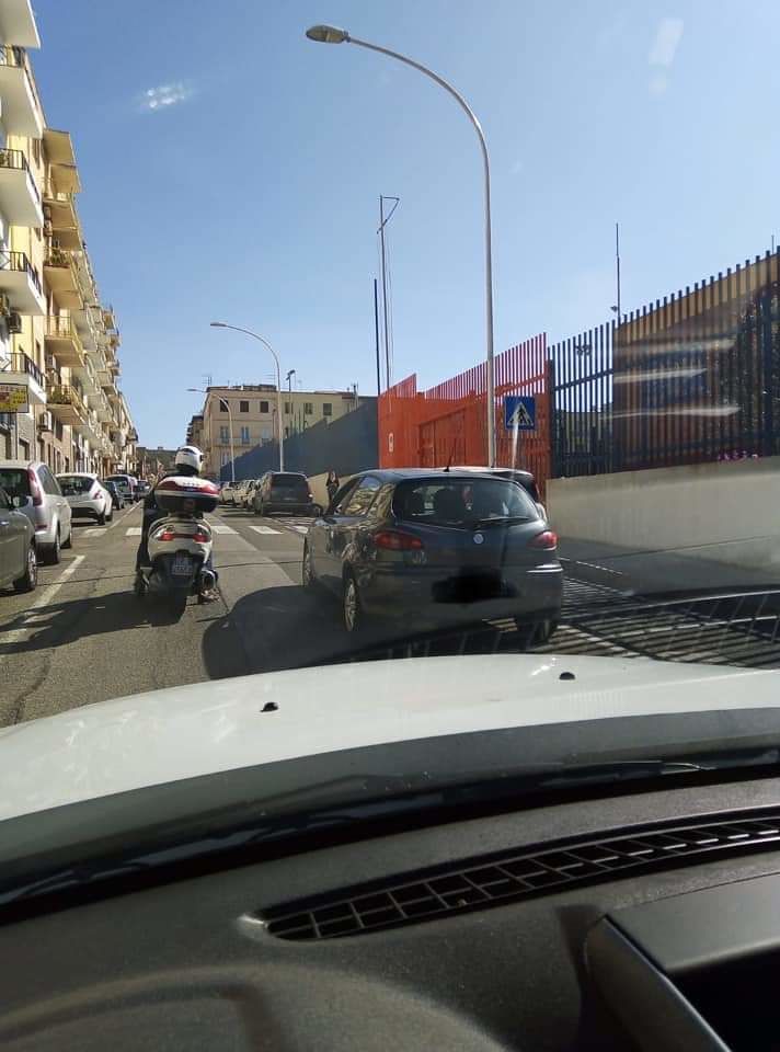 Motociclista rimprovera un “caddozzo” dei rifiuti a Cagliari, Truzzu: “Voglio ringraziarti di persona”