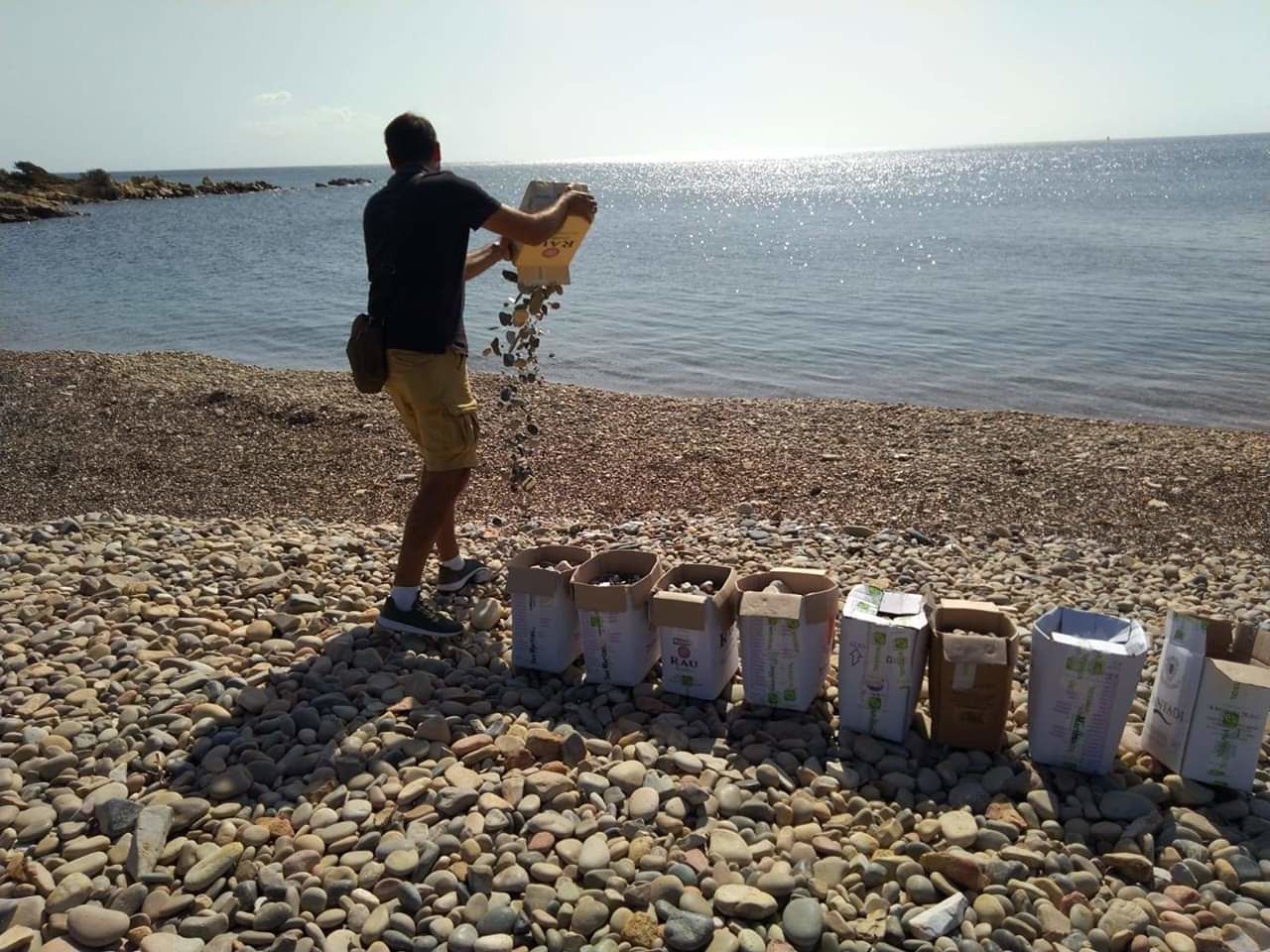 La spiaggia di Villamius depredata dai turisti: “400 chili di sabbia, conchiglie e sassi ritrovati nelle valigie”