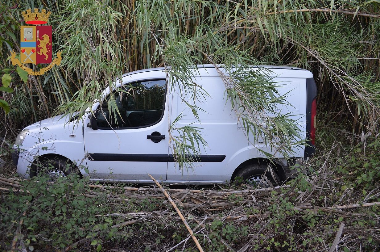 Rapina alle poste di Siniscola, nel furgone per la fuga Dna e impronte dei banditi