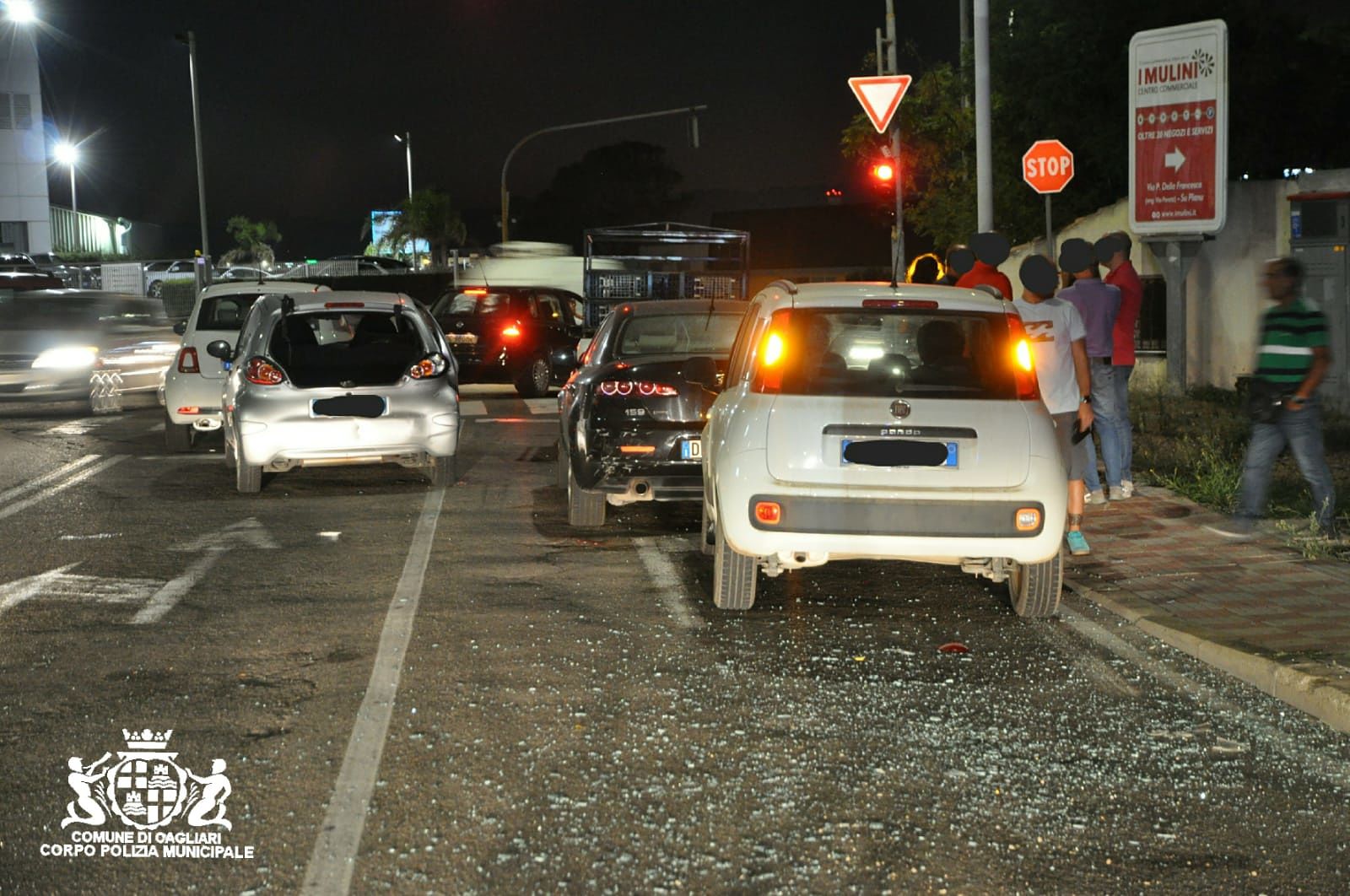 Cagliari, pauroso tamponamento a catena al semaforo per viale Monastir: tre bambini miracolosamente illesi