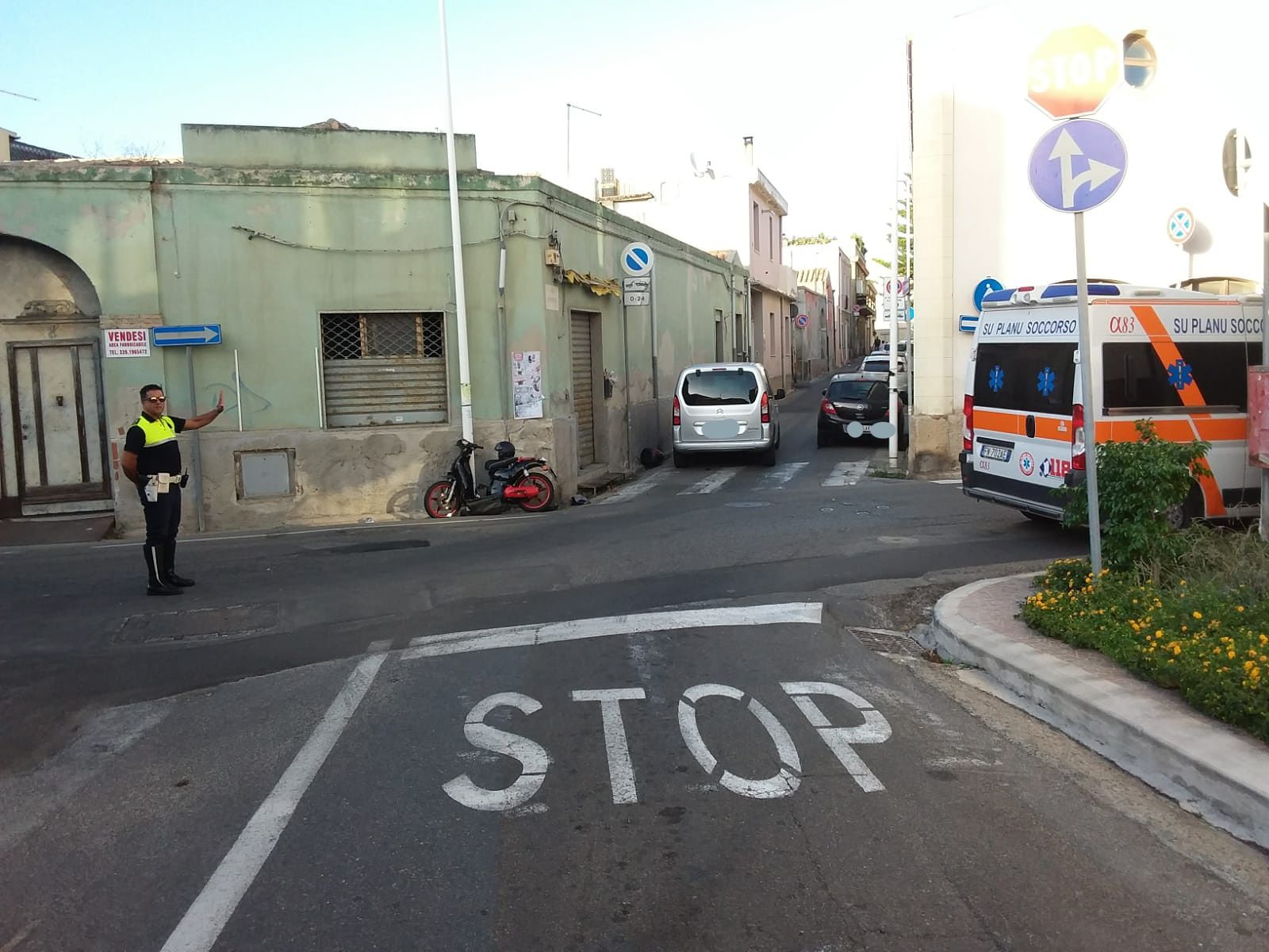 Brutto incidente a Pirri, 15enne in motorino finisce contro un muro: trasportato all’ospedale