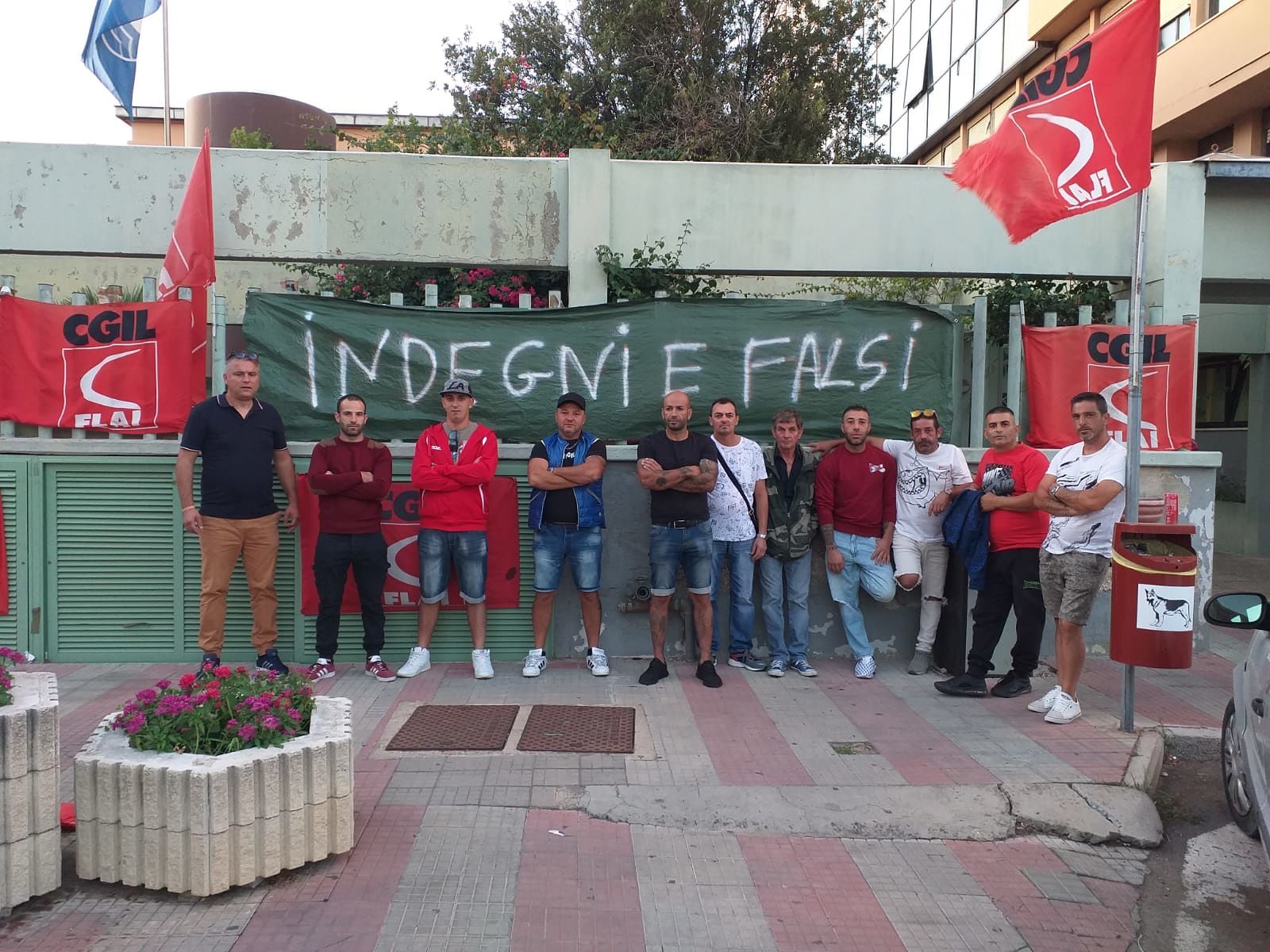 Blitz dei giardinieri al Comune di Quartu, urla e striscioni: “Siete indegni e falsi”