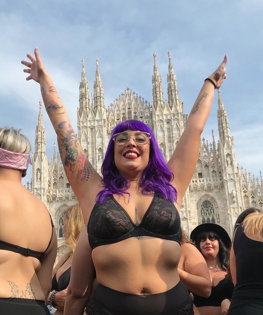 A Milano in centinaia sfilano in intimo contro i pregiudizi, anche Virginia da Cagliari: “Stop al bullismo”