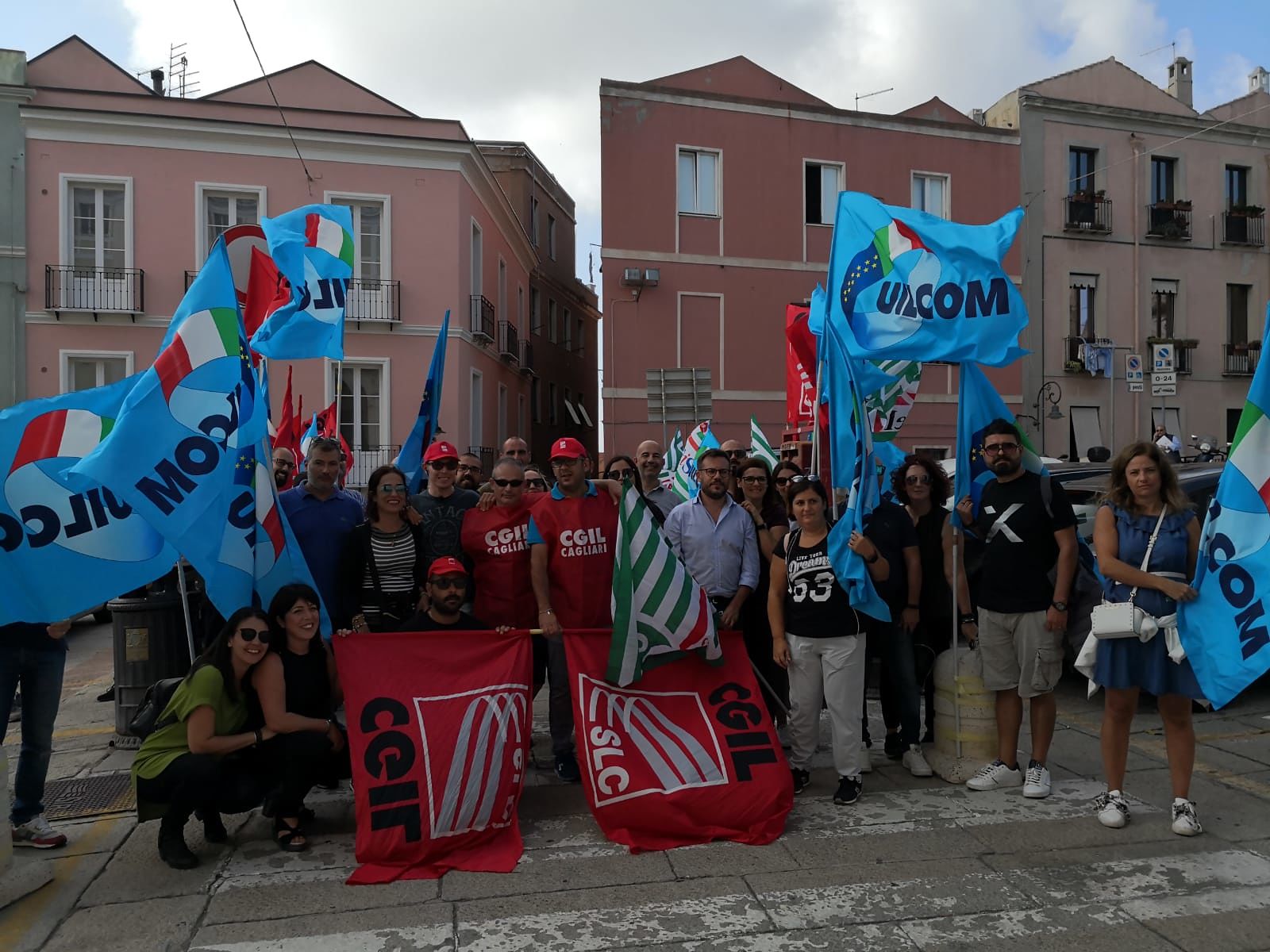 Cagliari, la rabbia dei lavoratori nei call center: “Ci pagano meno di 43 cent al minuto”