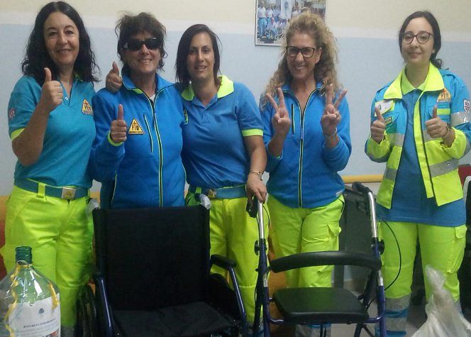 Le volontarie di Settimo San Pietro fanno festa: “Carrozzina e deambulatore ‘comprati’ con i tappi di plastica”