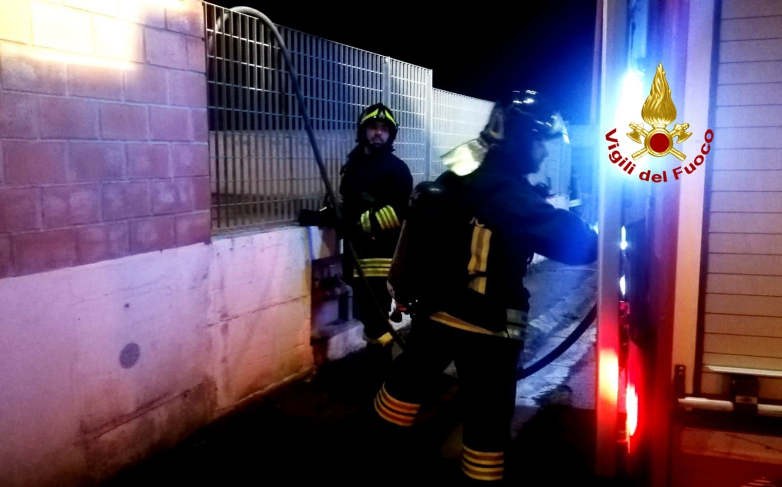 Sestu, incendio nell’ex discount di via Don Milani: le fiamme divorano plastica e mobili