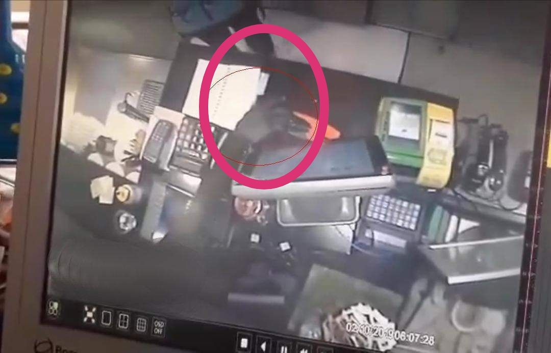 Elmas, la denuncia di una barista: “Un extracomunitario mi ha rubato il cellulare”