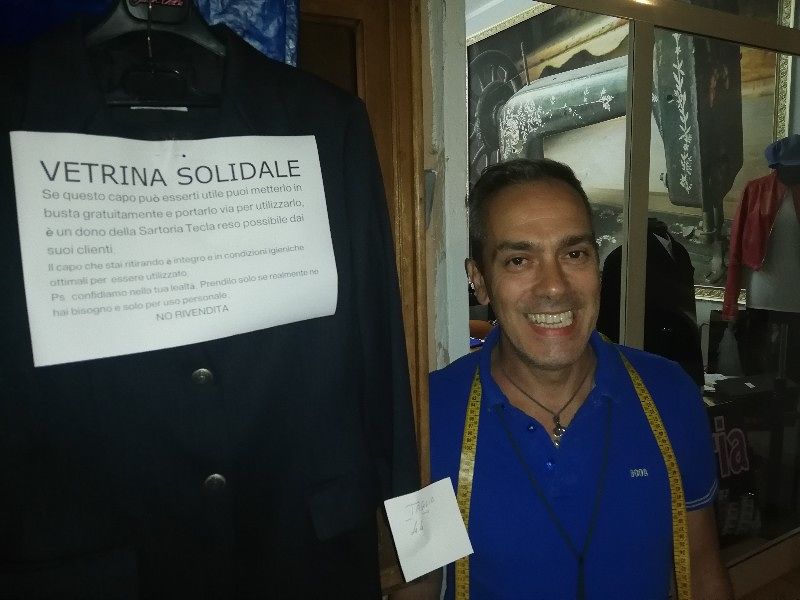 Cagliari, il sarto dal cuore d’oro: “I vestiti in più? Li regalo ai poveri”