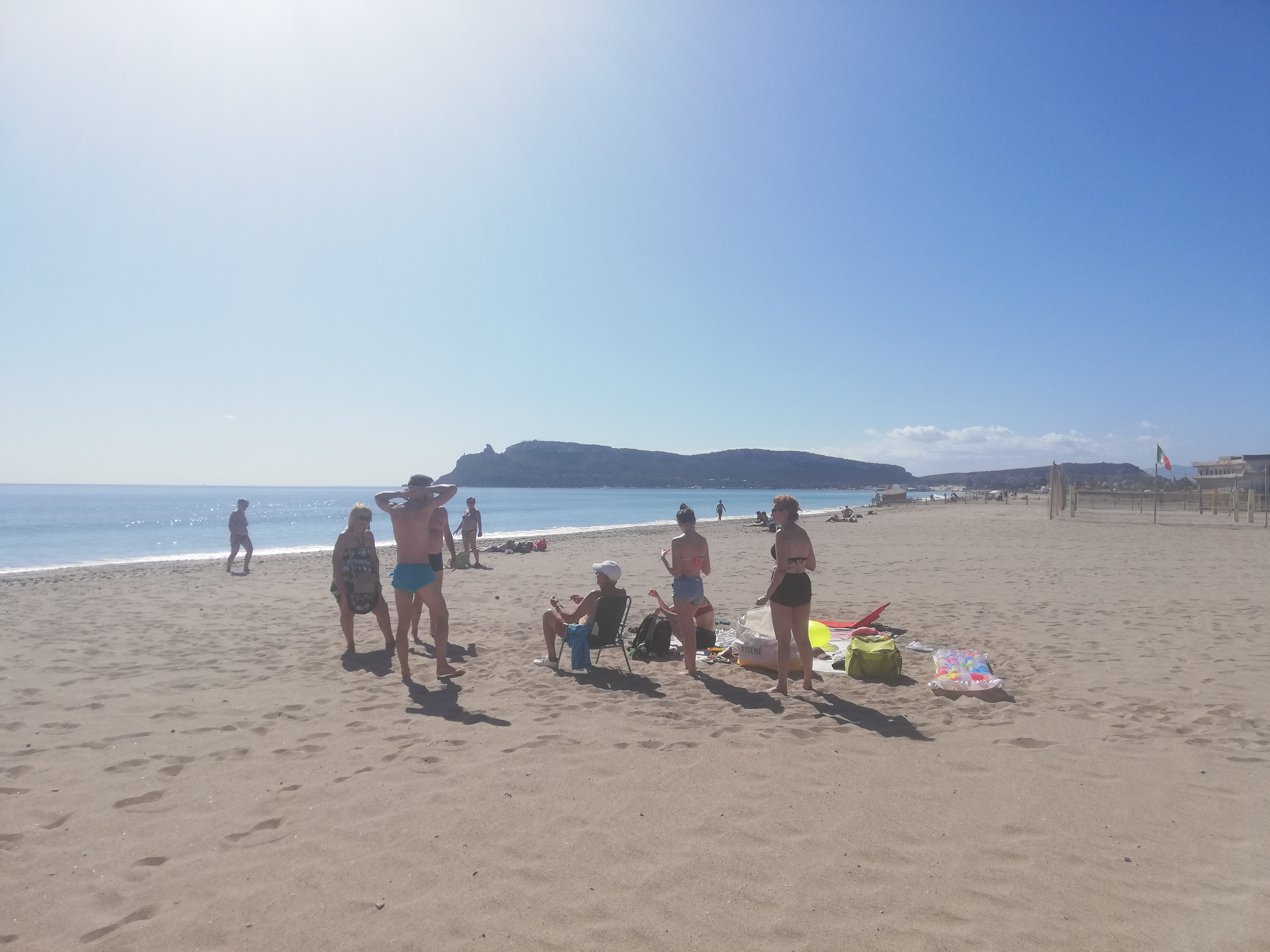 Cagliari, selfie scatenati e tuffi nel caldo Poetto: 30 gradi a metà ottobre