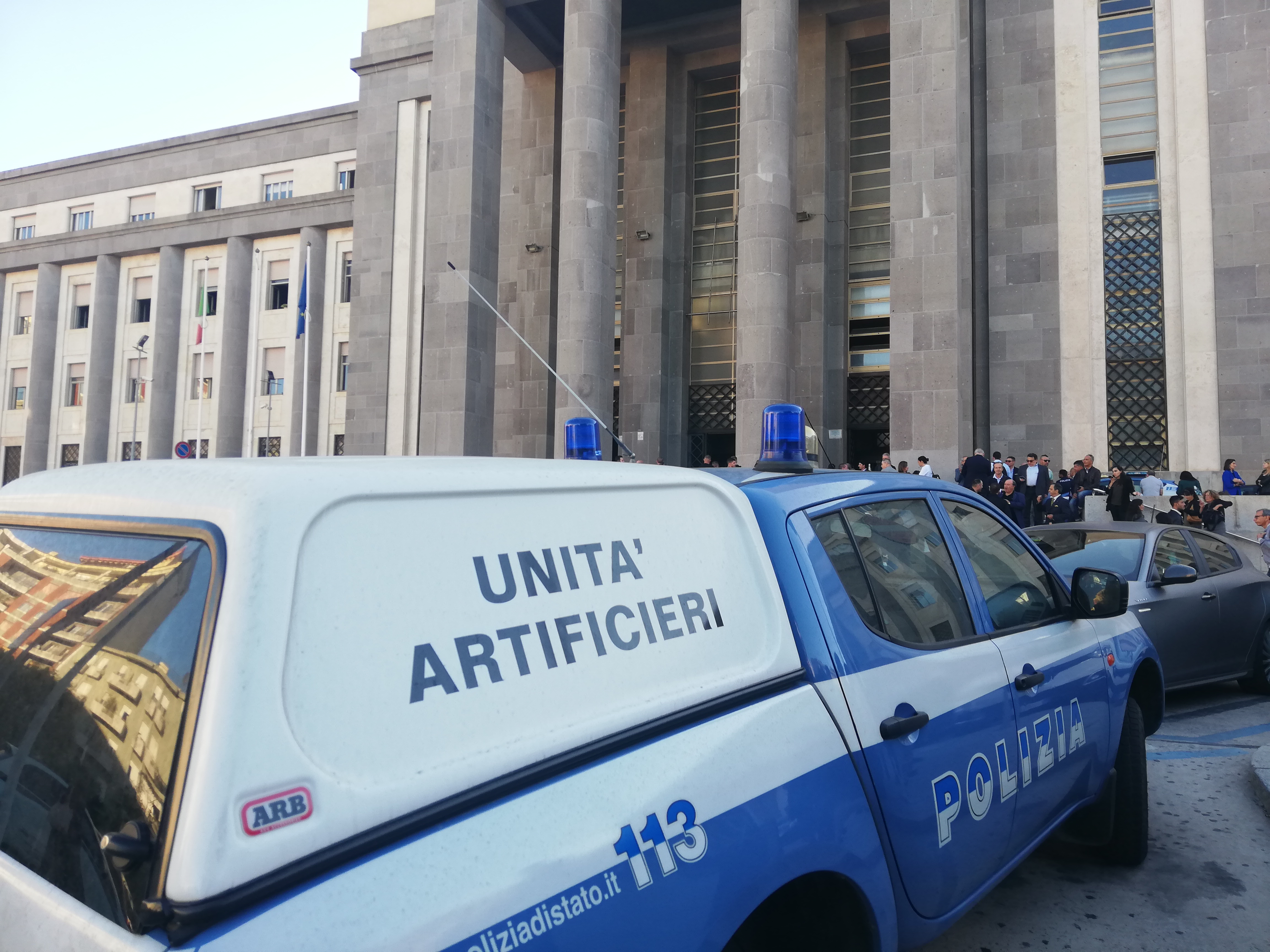 Cagliari, nuovo “allarme bomba” in Tribunale: edificio evacuato e polizia sul posto