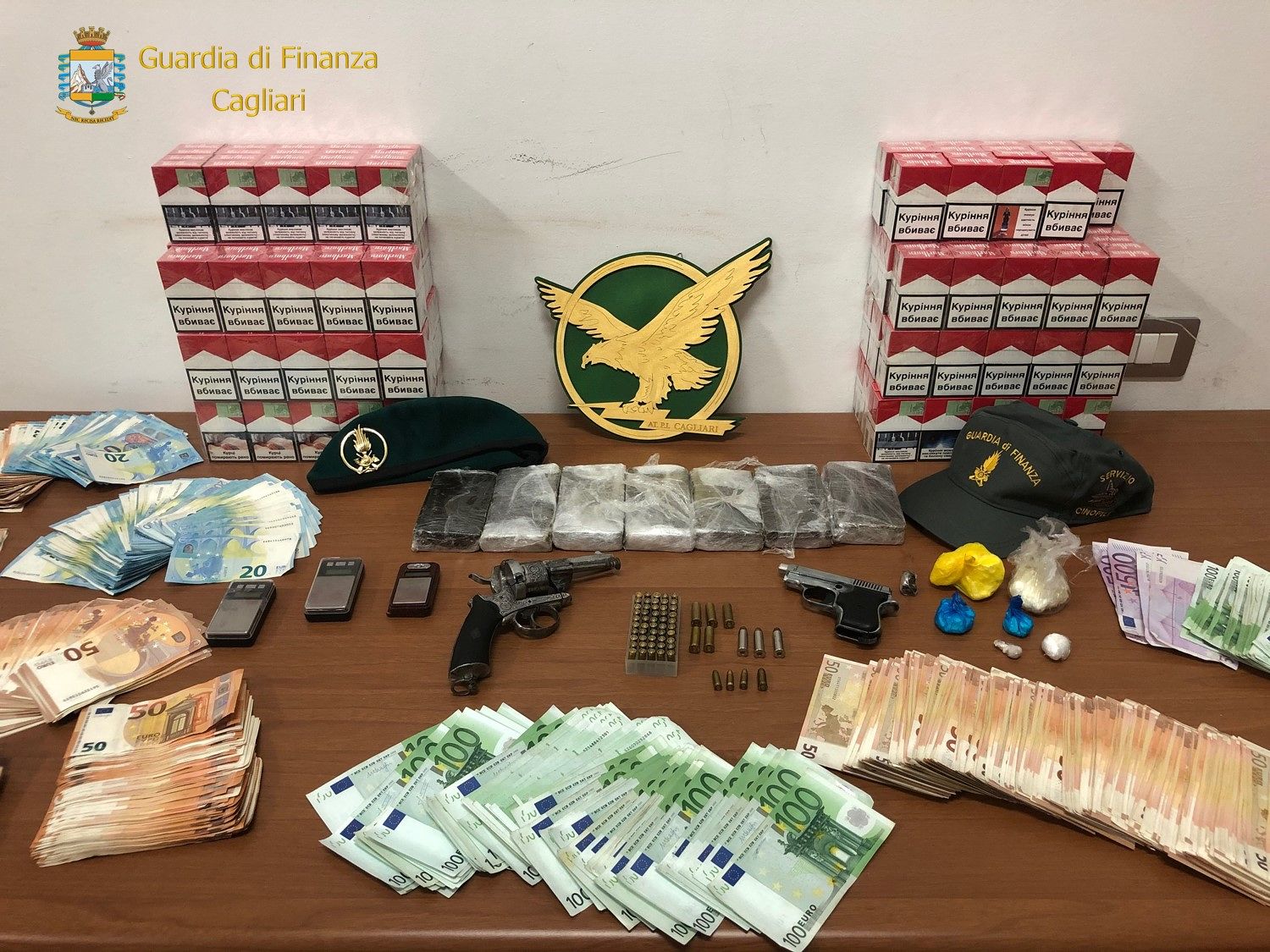 Marlboro di contrabbando dall’Ucraina, droga, due pistole, munizioni e 78 mila euro: un arresto a Uta – VIDEO