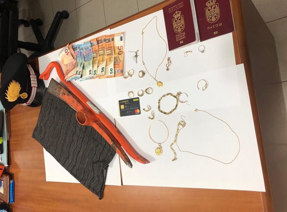 Scappano dai carabinieri ma vanno a sbattere con l’auto: tre rom arrestati a San Gavino Monreale