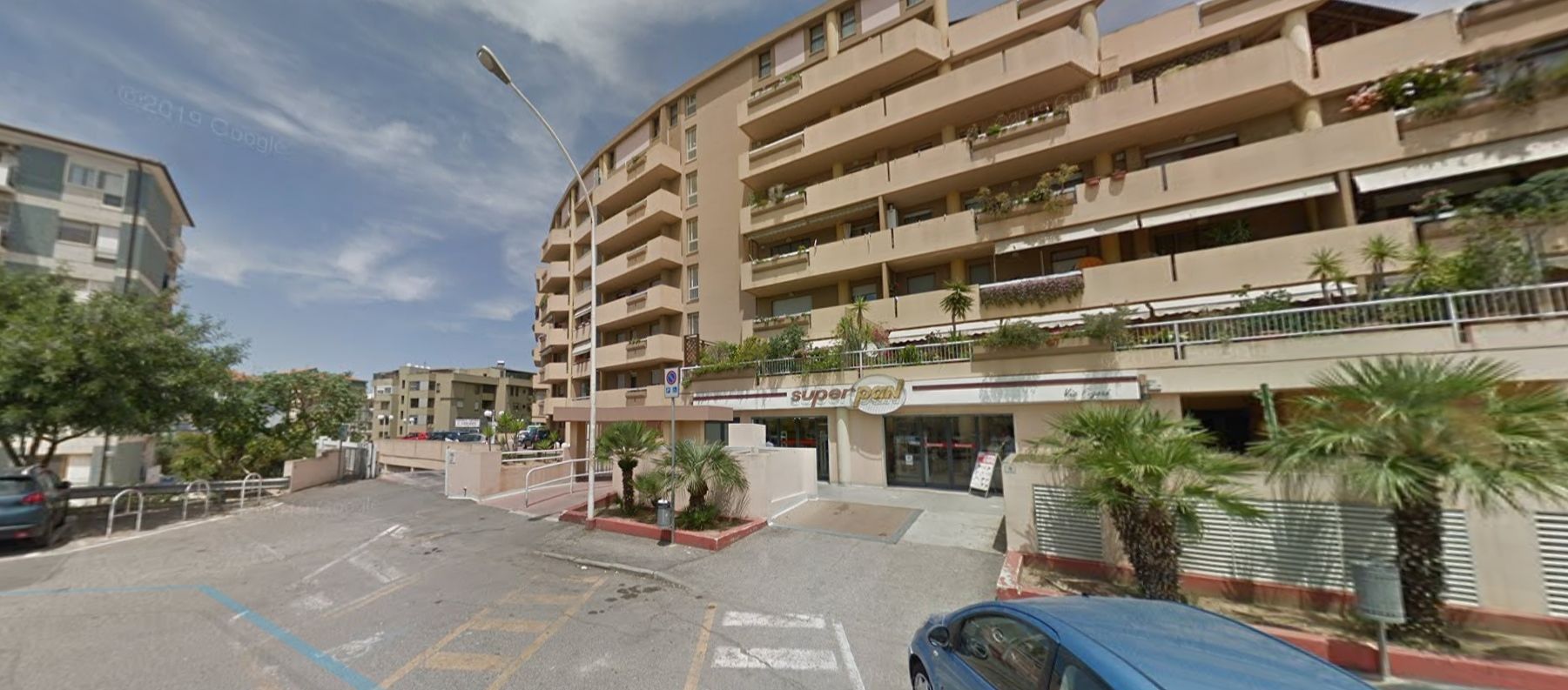 Cagliari, rapina al Superpan di via Figari: banditi armati in fuga con 2mila euro