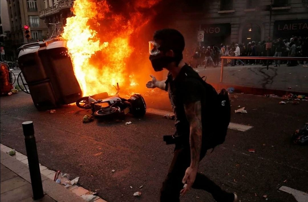 Guerriglia a Barcellona, 500mila manifestanti in piazza: la polizia spara proiettili di gomma
