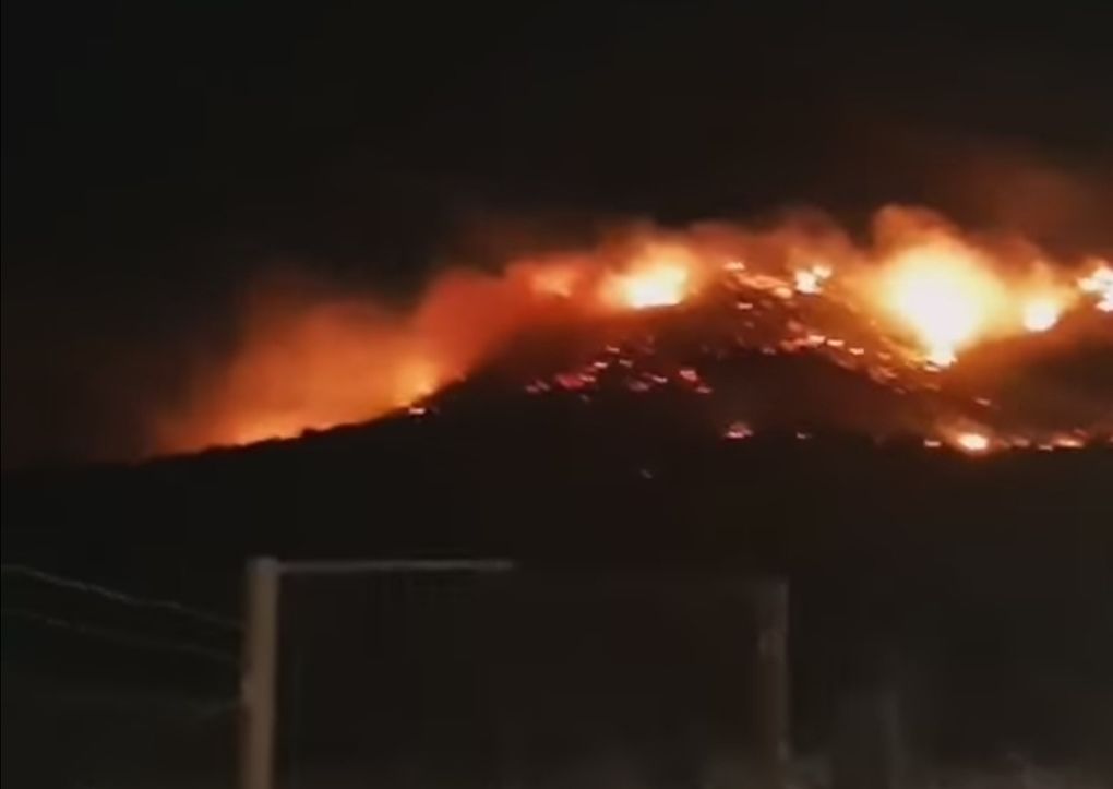 Doppio incendio a Bosa, fiamme vicino alle case e a capo Marrargiu