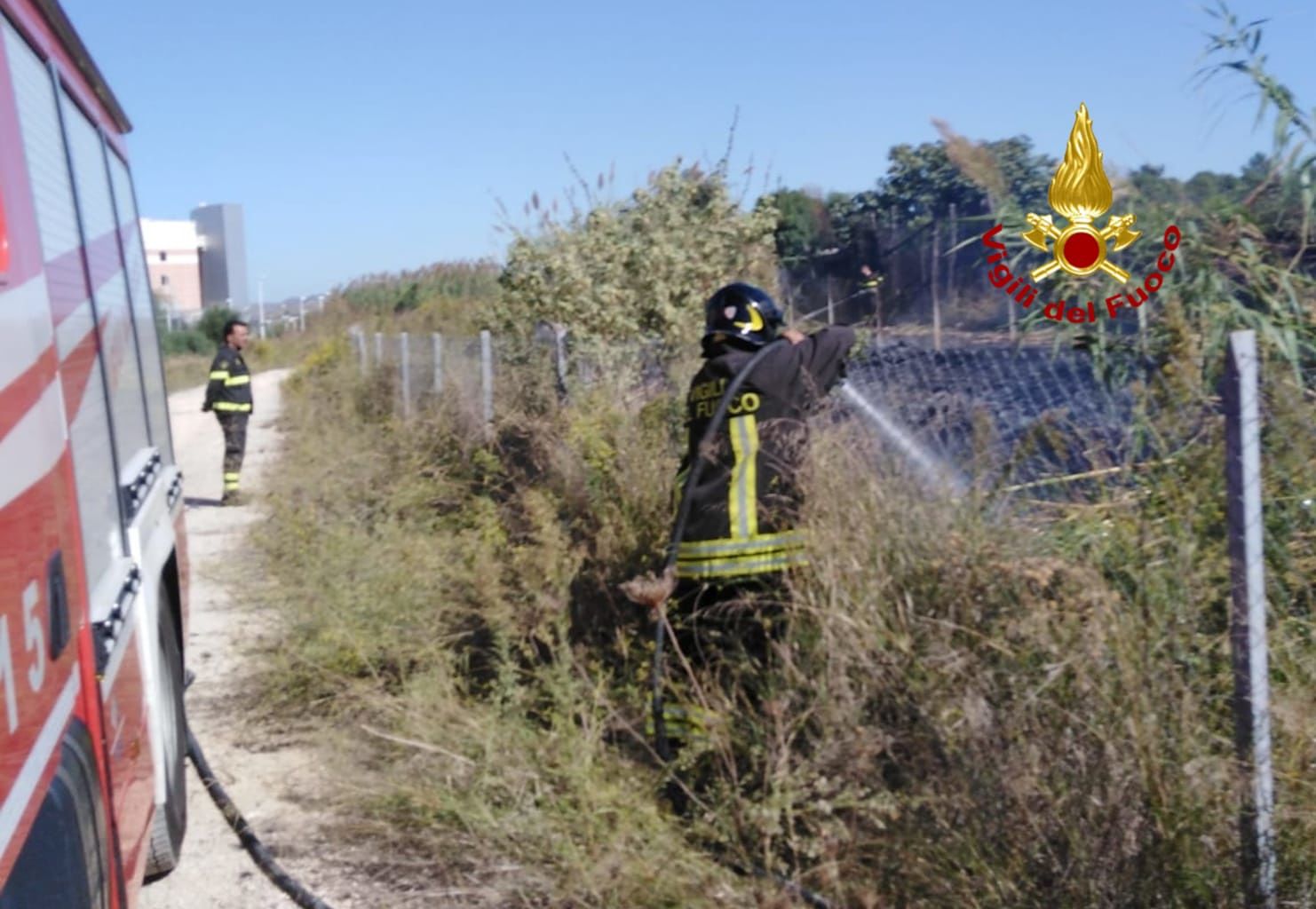 Paura a Sestu per un incendio, le fiamme vicinissime alla Corte del Sole