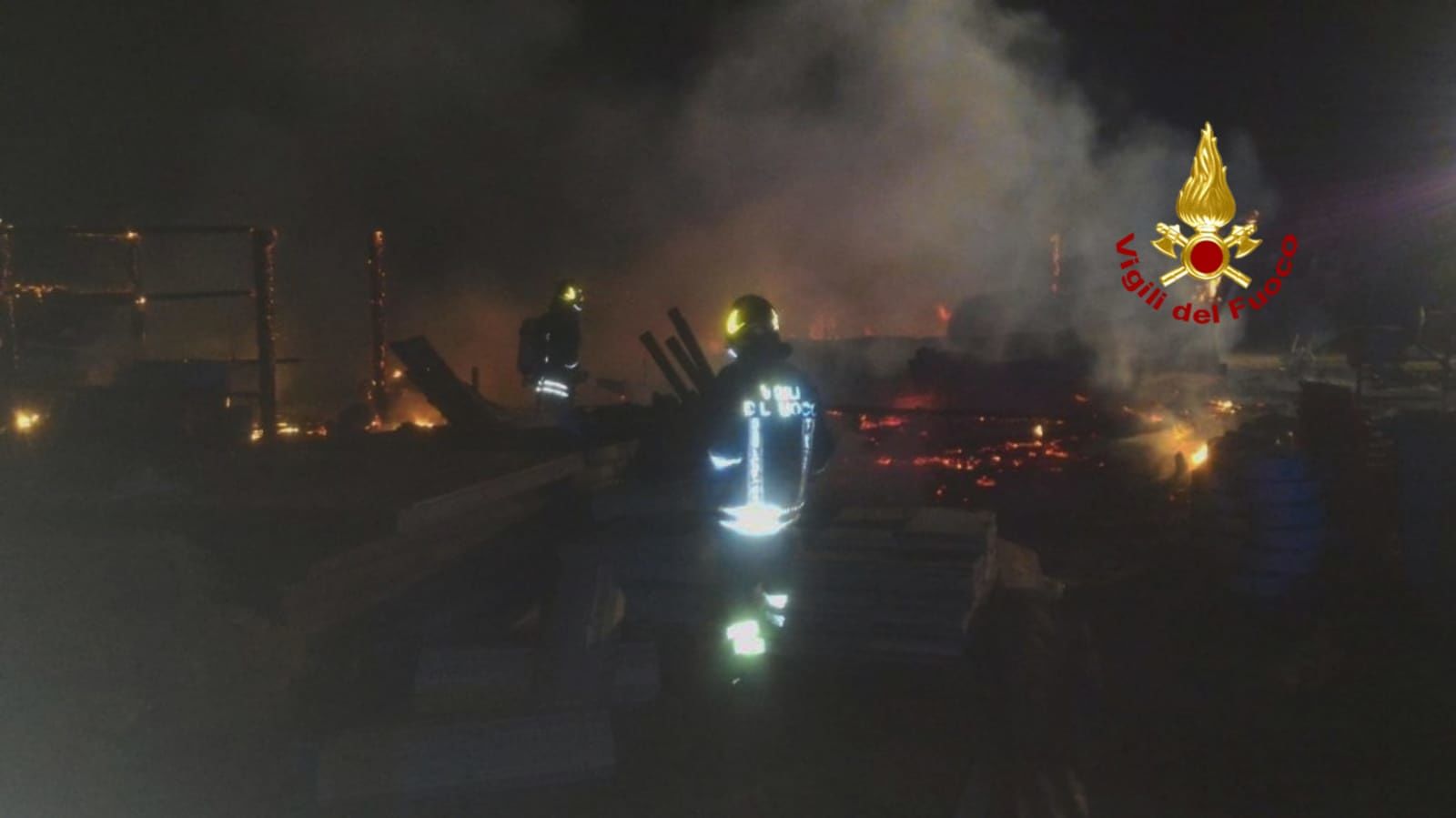 Maxi incendio a Solanas, distrutto un chiosco: ragazzo salvato dai Vigili del fuoco