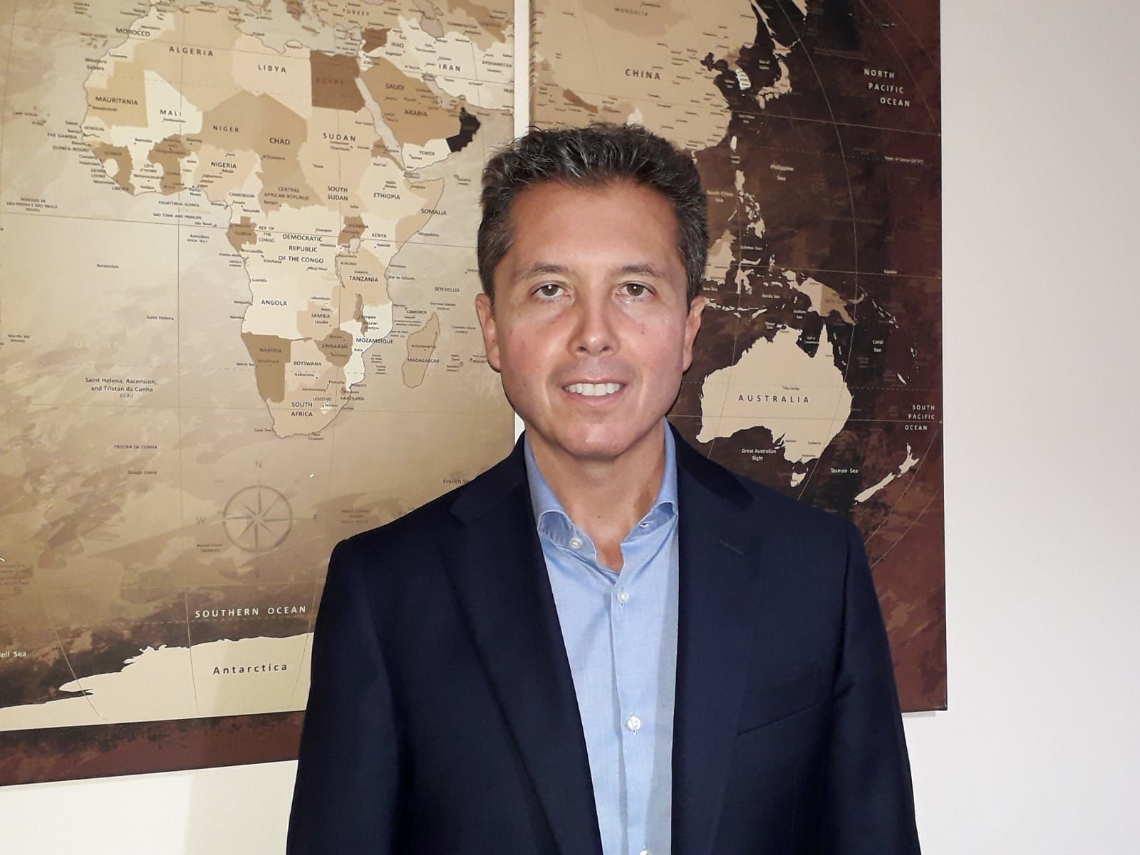 “A Cagliari troppi pedoni distratti dallo smartphone, vanno multati perchè sono pericolosi per gli automobilisti”