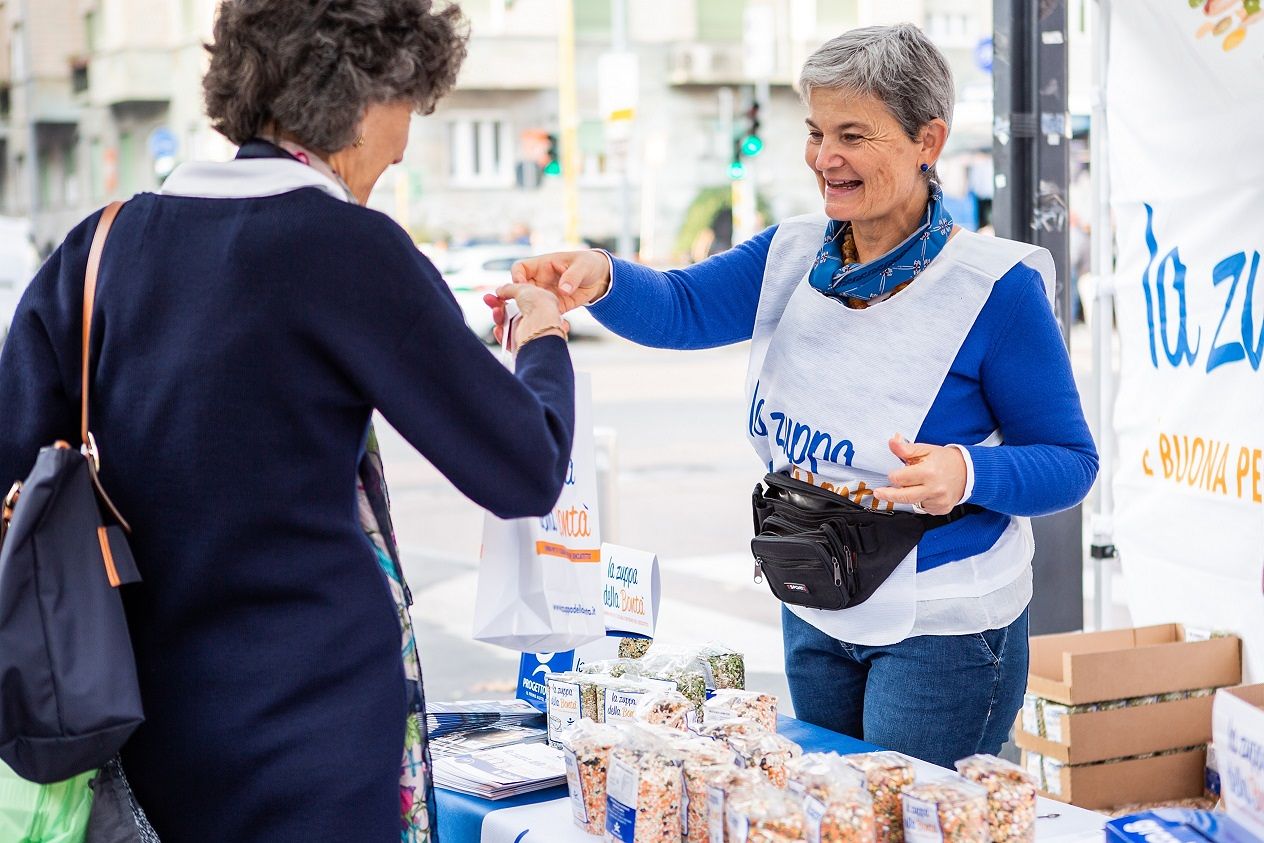 A Cagliari torna la zuppa della bontà di Progetto Arca: in piazza per scaldare l’inverno dei senzatetto