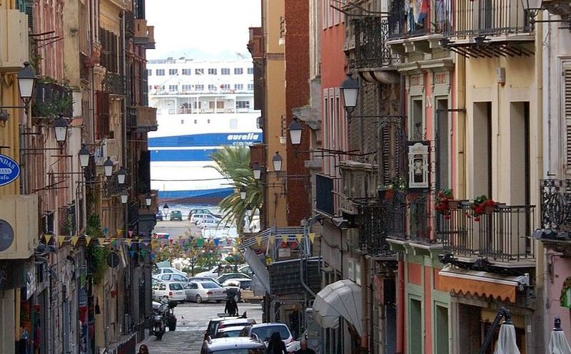 Cagliari, boom di negozi abusivi alla Marina: fioccano le multe