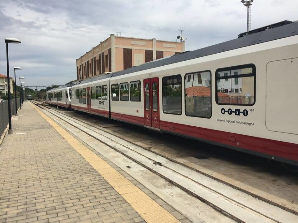 Sardegna, il treno frena all’improvviso. L’Arst: “Nessun ferito, passaggio a livello efficiente”