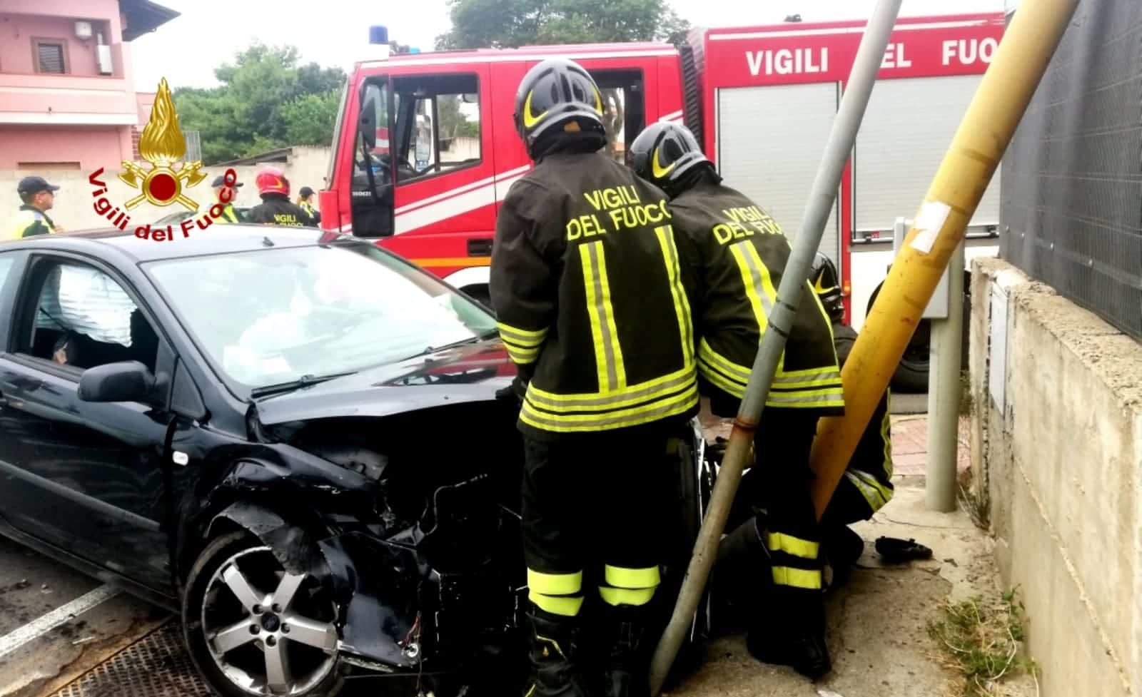 Scontro tra auto ad Assemini: due feriti