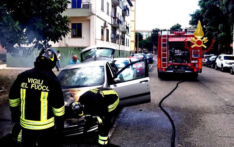 Cagliari, auto in fiamme in pieno giorno in via del Seminario: i vigili del fuoco mettono la zona in sicurezza