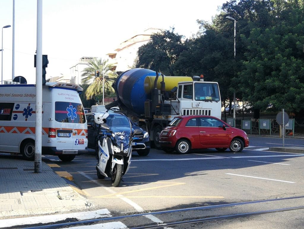 Cagliari, schianto nel Largo Gennari tra un’autobetoniera e una 500: ambulanza sul posto
