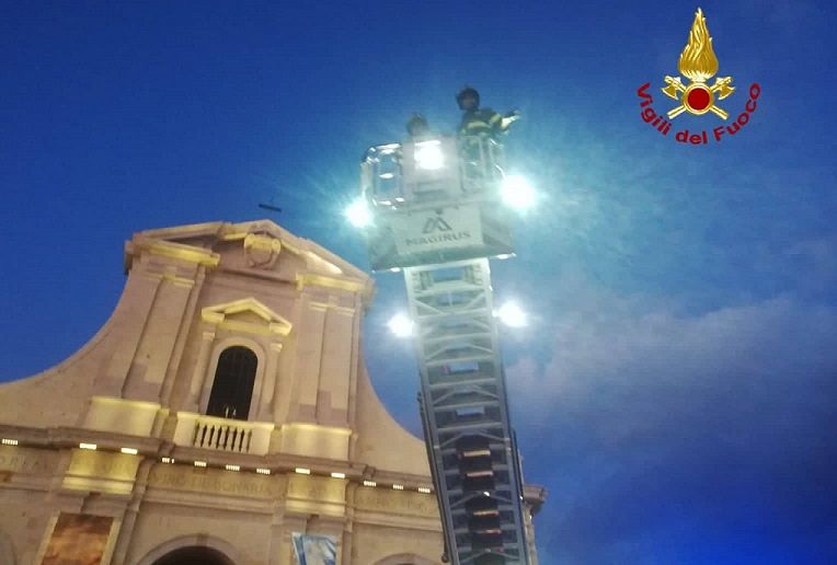 Cagliari, paura a Bonaria: telo del giubileo si stacca dalla Basilica