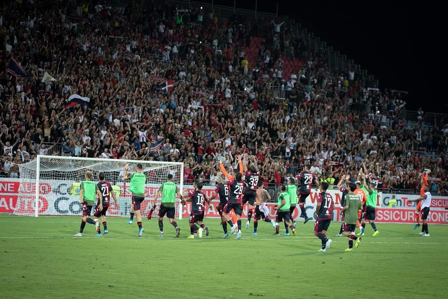 Il grande cuore di questo commovente Cagliari di guerrieri che fa innamorare un’intera Isola rossoblù