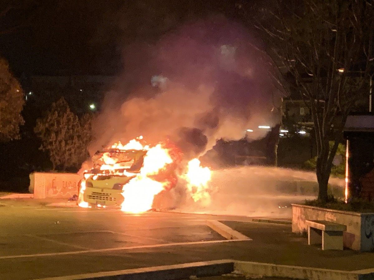 Famiglia rom aggredita a Bolotana: “Furgone incendiato e camper preso a sassate. È razzismo”