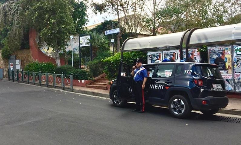 Capoterra, infrange i vetri di un autobus con un sasso: minorenne scoperto e denunciato dai carabinieri
