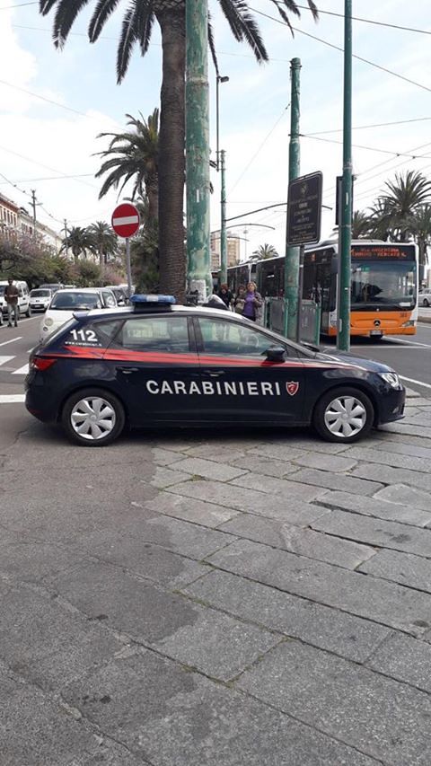Tentano di rubare un Doblò in via Roma a Cagliari: scatta il doppio arresto dei carabinieri