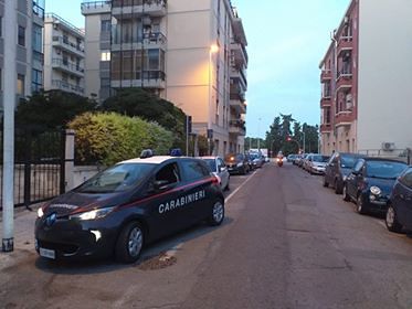 Scippate due donne a Cagliari, una nonnina aggredita nell’androne: caccia all’uomo