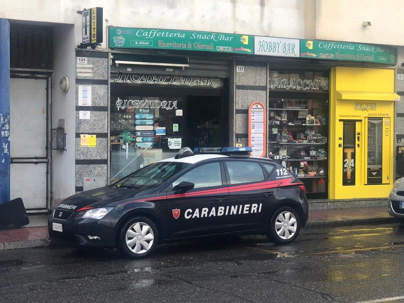 Pirri, cercano di rubare all’Hobby Bar ma si devono “accontentare” di soldi e cibo del distributore esterno