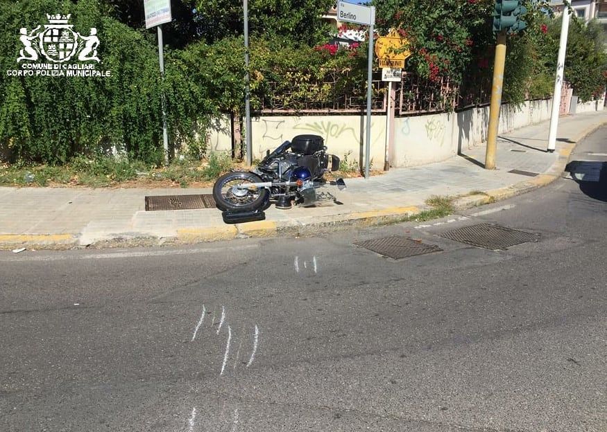 Cagliari, auto contro moto a Genneruxi: centauro di 71 anni cade e striscia sull’asfalto per 10 metri
