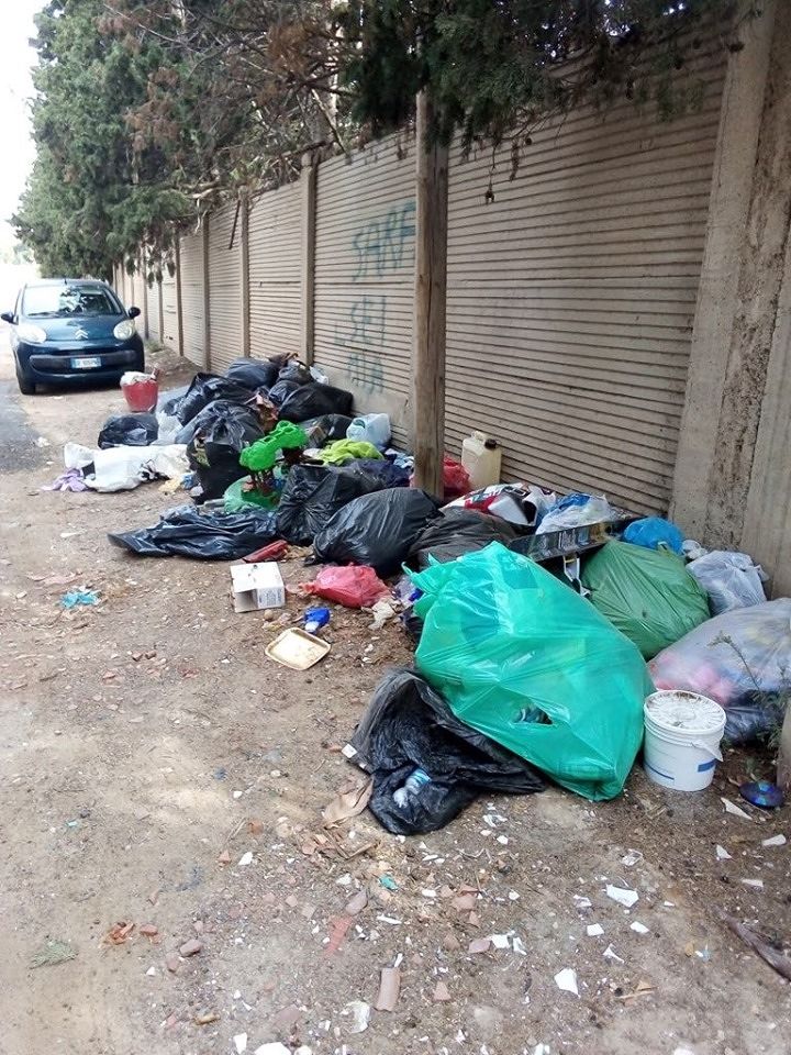 Cagliari, l’emergenza rifiuti continua: “Guardate lo schifo che regna al cimitero di San Michele”