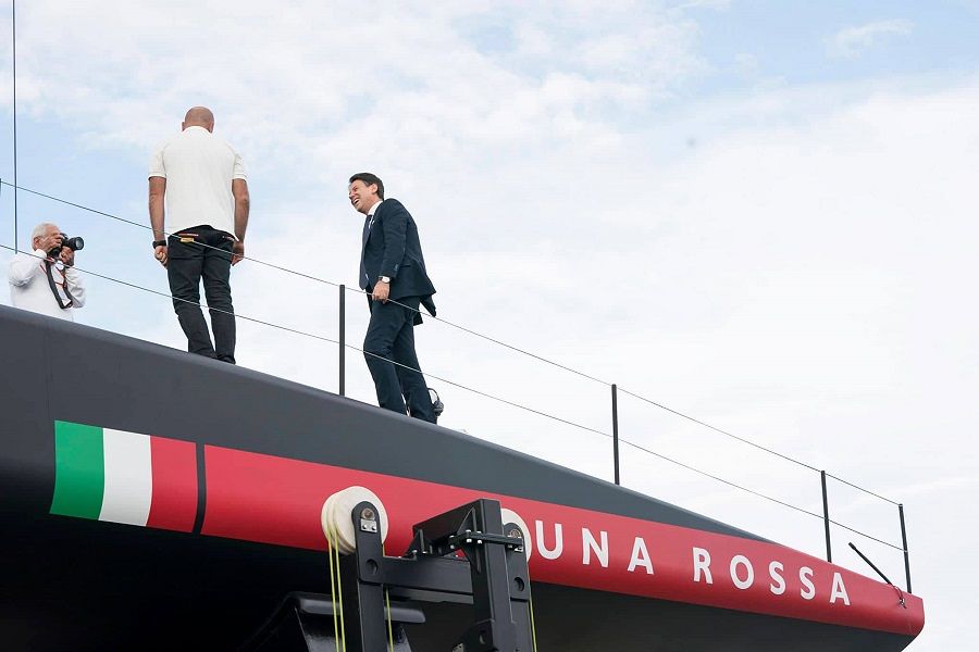 La visita del premier al porto di Cagliari: Conte a bordo di Luna Rossa