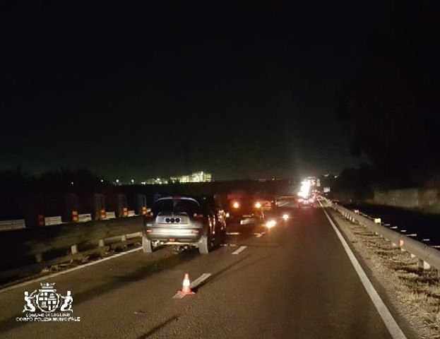 Carambola fra tre auto alle porte di Cagliari, un conducente in fuga: una donna ferita, tamponata dalla Nissan di un 22enne di Quartucciu
