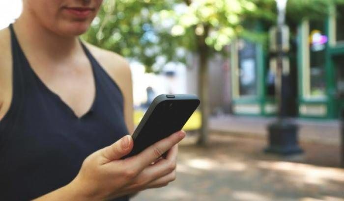 Cagliari, arrivano le multe per i pedoni che guardano lo smartphone mentre attraversano