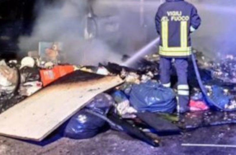 Paura nella notte a Pirri, in fiamme un cumulo di rifiuti in via Sanna